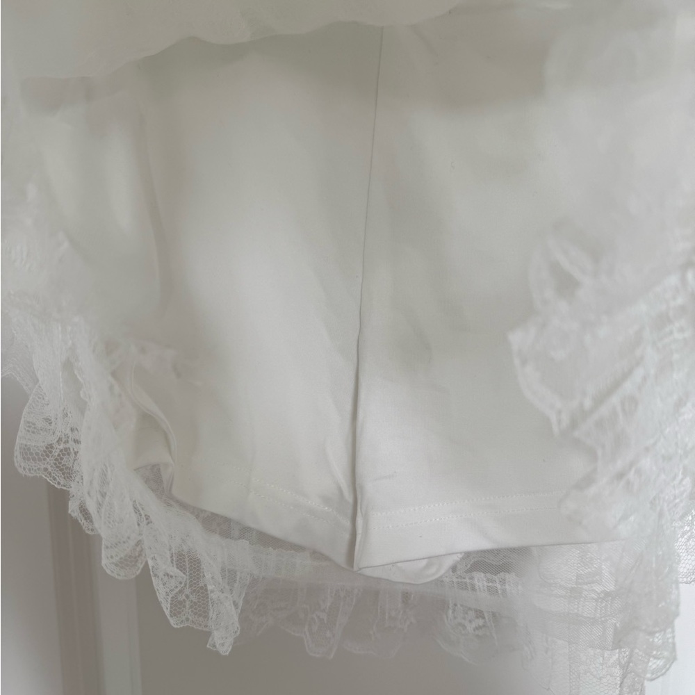 WHITE LACE SHORTS - Picture 3 of 4